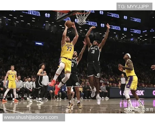 湖人对阵篮网的精彩对决引发球迷热潮全场座无虚席气氛火爆